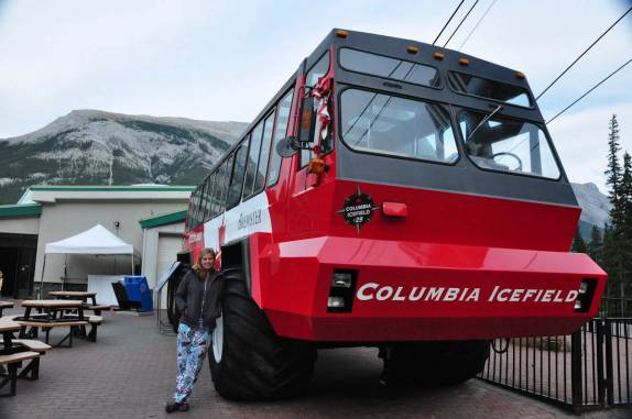 Ao lado do veículo que leva turistas nas geleiras do Banff National Park, em Alberta, no Canadá